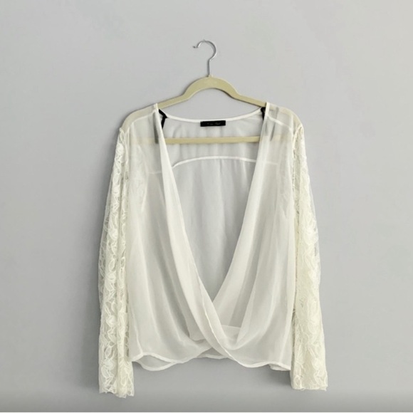 Honey Punch Tops - Honey Punch Vintage Lace Bell-Sleeve Top in white. Size Medium.